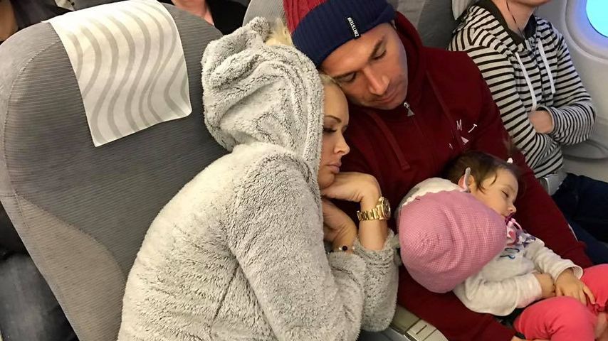 Daniela Katzenberger und Lucas Cordalis zusammen mit Sophia im Flieger aus Finnland nach Deutschland