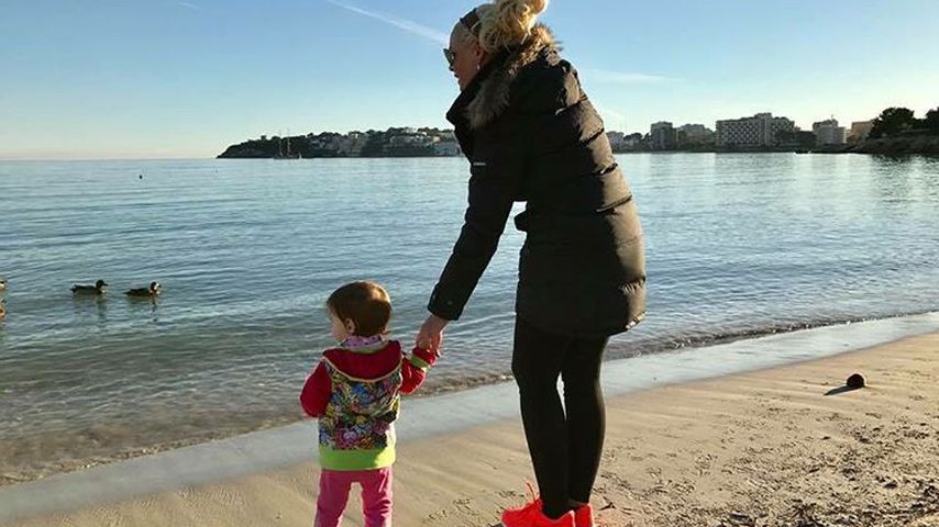 Daniela Katzenberger mit Töchterchen Sophia am Strand