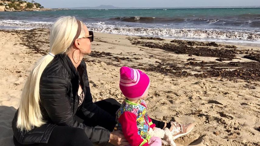 Daniela und Sophia am Strand