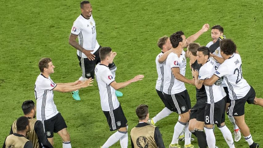 Das DFB-Team feiert den Einzug ins Halbfinale der EM 2016 in Bordeaux