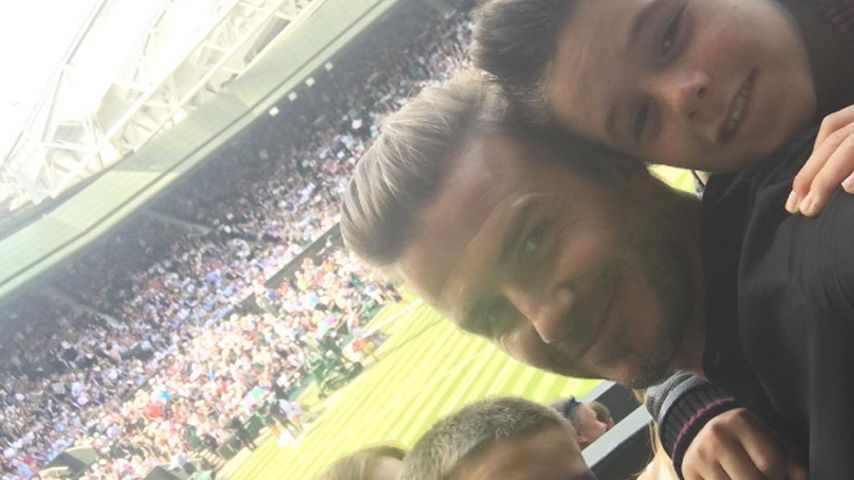 David, Romeo und Cruz Beckham machen ein Selfie in Wimbledon