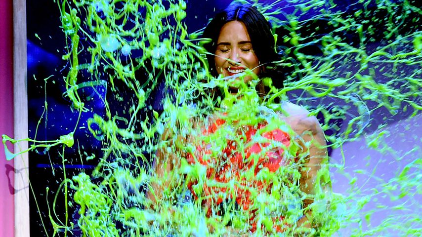 Iiih, wie klebrig: Demi Lovato & Co. bei den KCAs geslimed!
