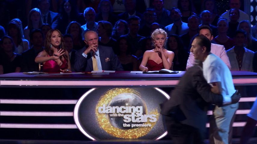 Zwei Männer stürmen die "Dancing with the Stars"-Bühne