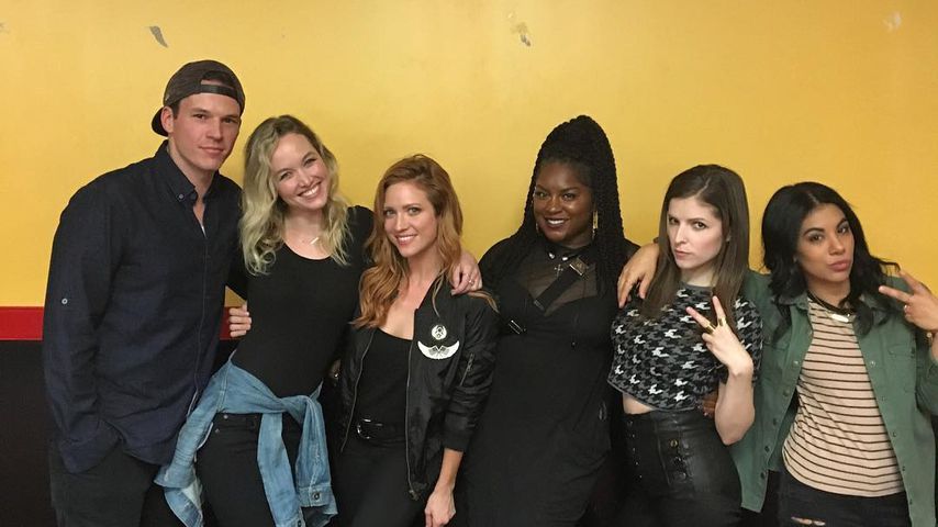 Der "Pitch Perfect"-Cast mit Rollerblades