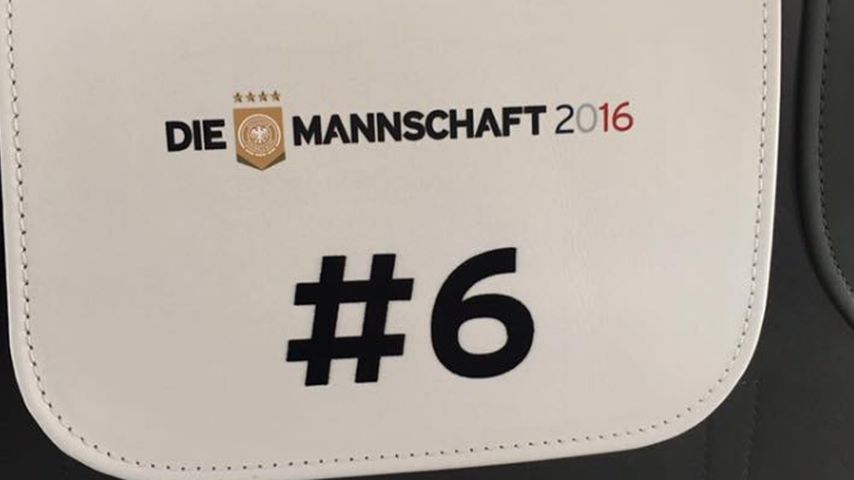 Der Platz von Sami Khedira im Flugzeug der deutschen Nationalmannschaft