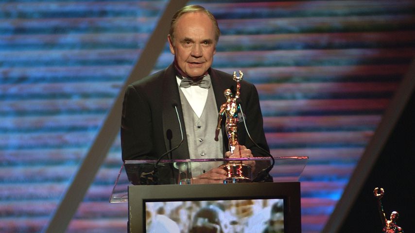 Journalist Dick Enberg erhält den Walter Payton Sweetness Award in Las Vegas, 2002