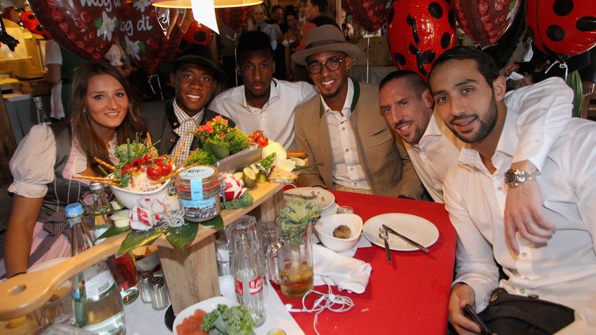 Wiesn 2015: Katja Butylina und David Alaba mit den Spielern Coman, Boateng, Ribéry und Benatia