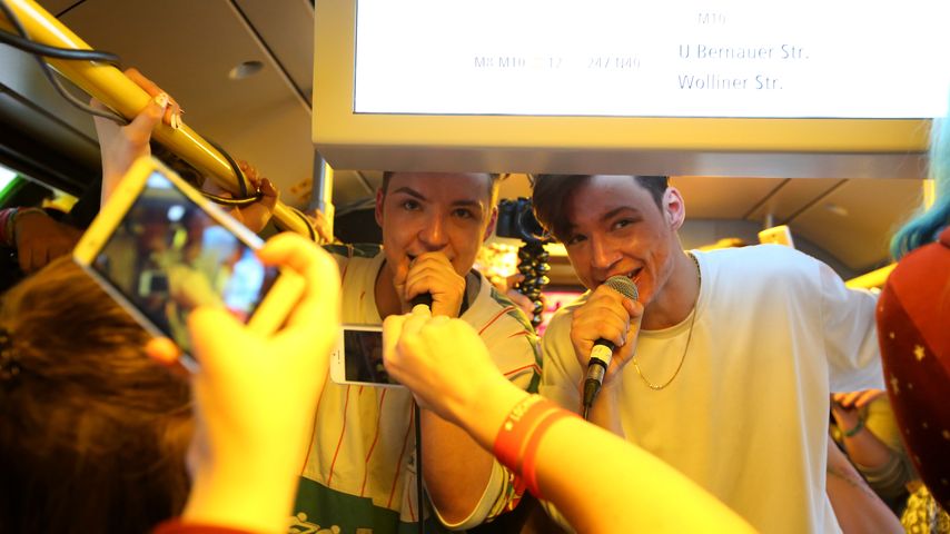 Die Lochis bei ihrem Konzert in einer fahrenden Tram