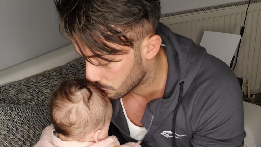 Süße Papa-Küsse: Dschungel-Domenico verabschiedet sein Baby