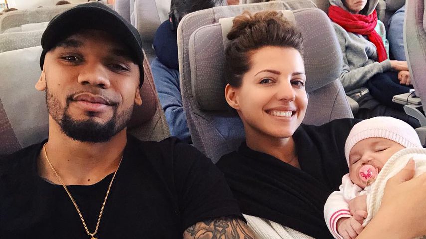 Zehn-Stunden-Flug mit Baby: So meistern's die Harrisons