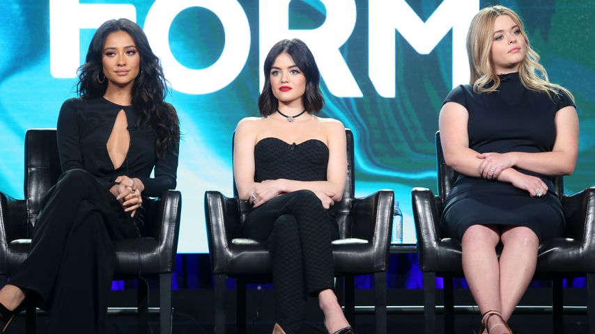 Shay Mitchell, Lucy Hale und Pieterse bei einer Pressekonferenz in Pasadena