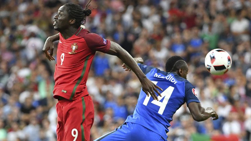 Éder im Kopfballduell mit Blaise Matuidi im Finale der EM 2016