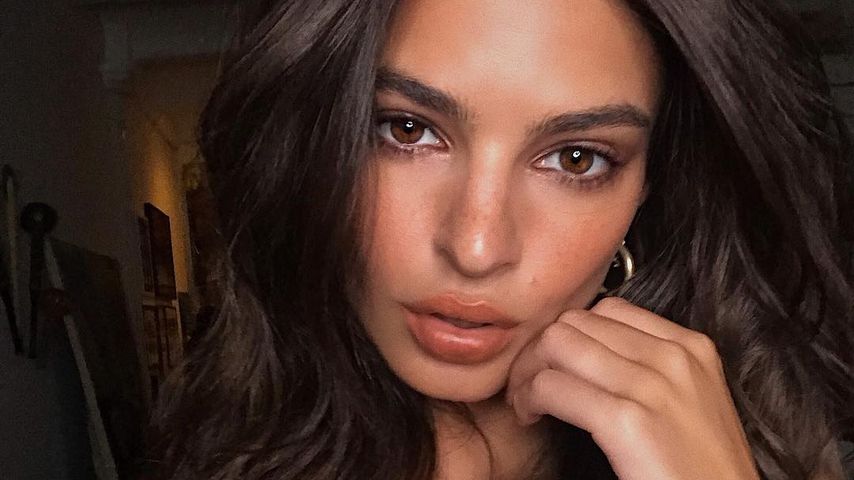 sie-zeigt-fast-alles-emily-ratajkowskis-oben-ohne-selfie-promiflash-de