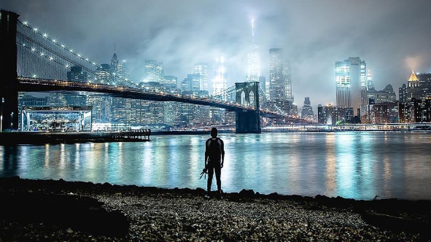 Christopher Serrano vor der New Yorker Skyline