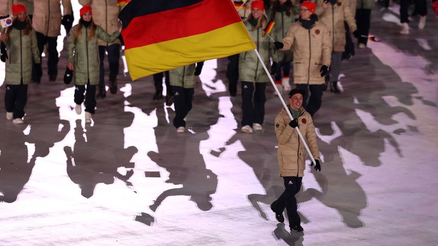 Eric Frenzel mit der Deutschland-Fahne bei Olympia 2018