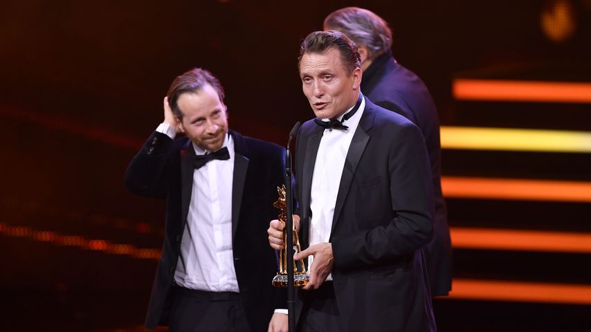 Fabian Busch und Oliver Masucci mit ihrem Bambi