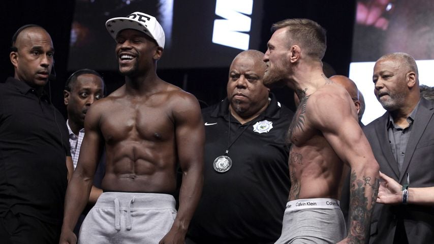 Floyd Mayweather Jr. und Conor McGregor beim Wiegen für ihren Fight
