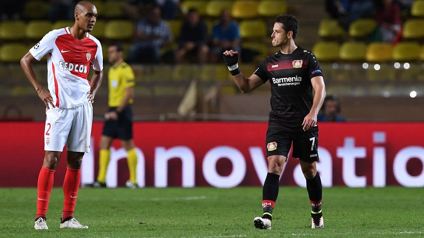 Fußball-Star Chicharito (r.)