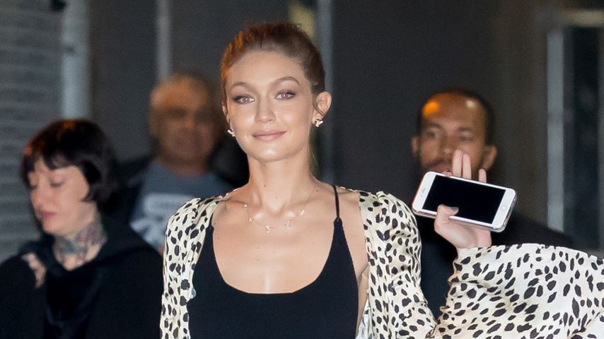 Gigi Hadid in einem bodenlangen Leo-Mantel