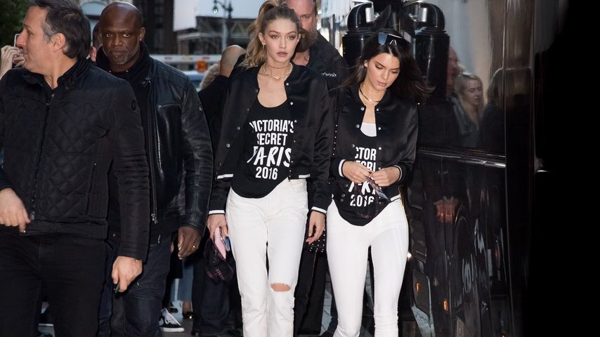 Gigi Hadid und Kendall Jenner im November 2016 auf dem Weg zu "Victoria's Secret"-Proben in Paris
