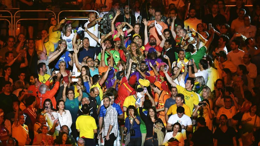 Gisele Bündchen mit Fans bei der Eröffnungszeremonie der Olympischen Spiele 2016