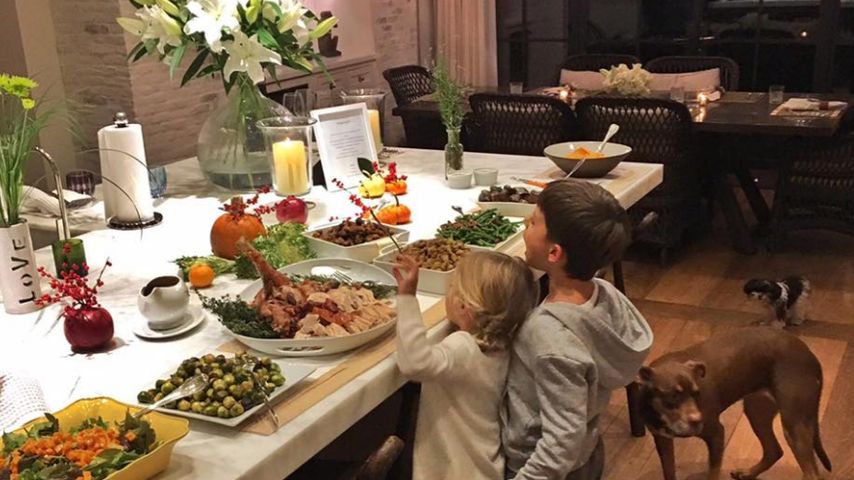 Gisele Bündchens Kids am gedeckten Thanksgiving-Tisch
