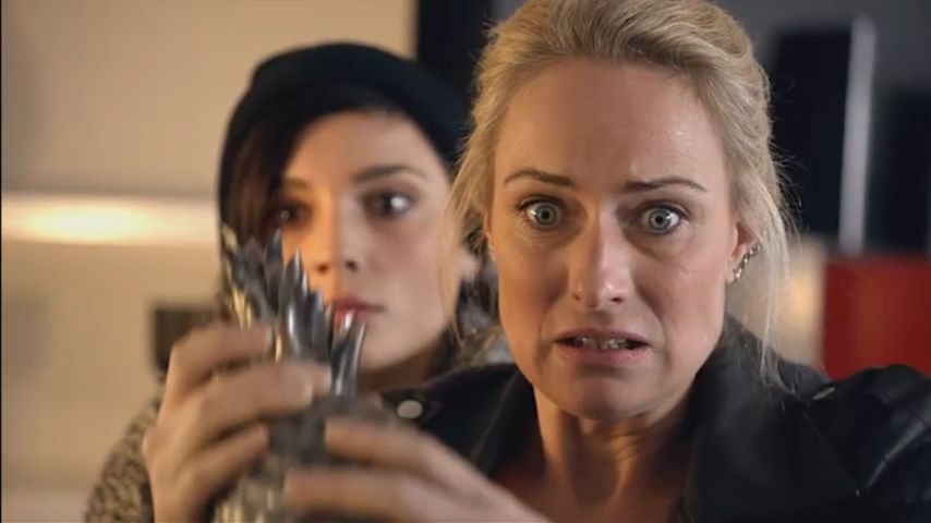 GZSZ-Maren (Eva Mona Rodekirchen) mit Ananas