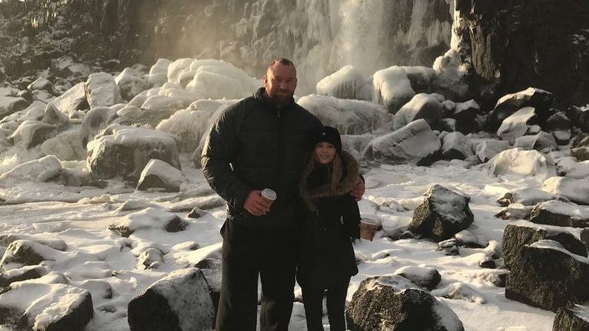 Hafthor Julius Björnsson mit Freundin Kelsey