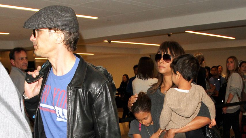 Olivier Martinez und Halle Berry mit ihren Kids am Flughafen