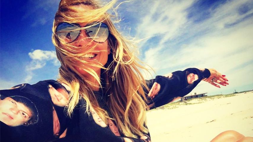 Heidi Klum in einem Pullover mit Vitos Gesicht