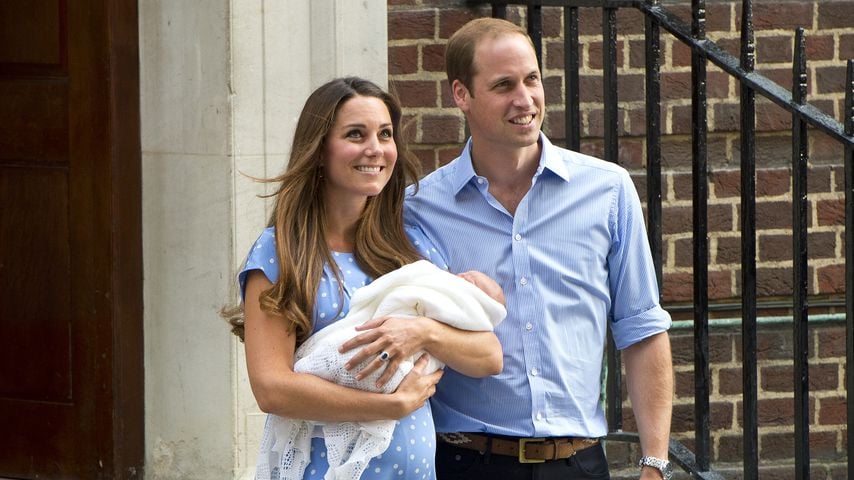 Herzogin Kate und Prinz William mit Prinz George vor dem Krankenhaus