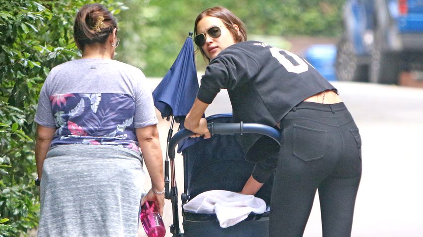 Erste Fotos mit Kinderwagen: Irina Shayk als Mama superhappy