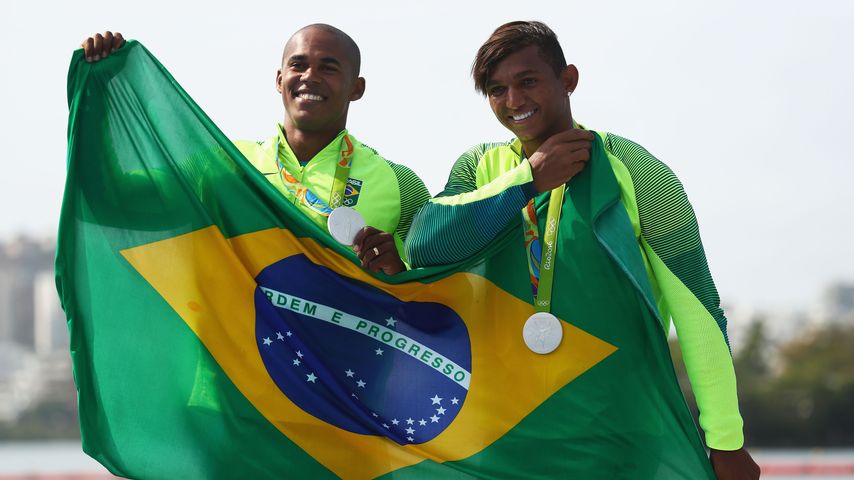 Isaquias Queiroz Dos Santos und Erlon De Souza Silva (l.) beim der Silbermedaillen-Vergabe in Rio
