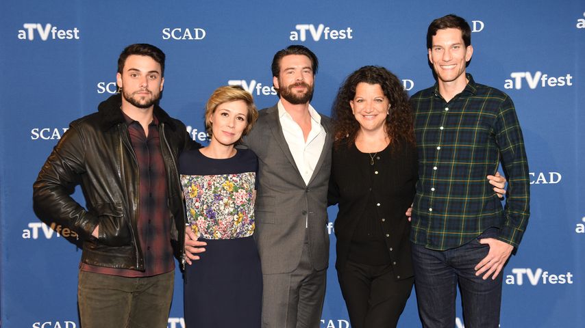 Jack Falahee, Liza Weil, Charlie Weber mit den HtGAwM-Produzenten Debra Birnbau und Peter Nowalk