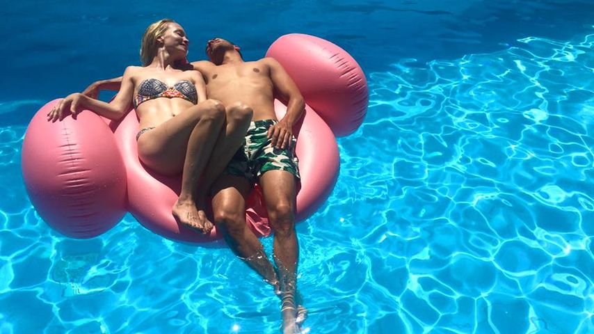 Janin Reinhardt und Kostja Ullmann im Pool