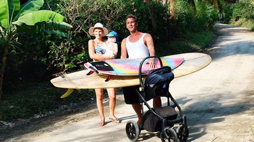 Janni Hönscheid und Peer Kusmagk mit ihrem Sohn Emil-Ocean im Urlaub