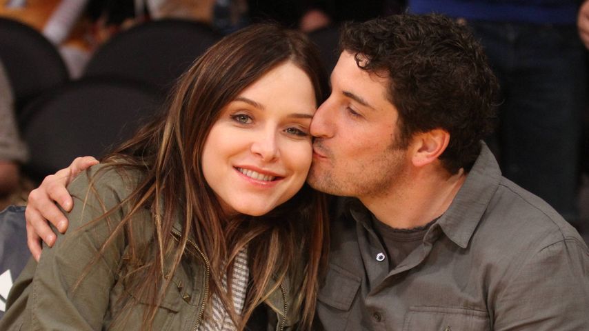 Jenny Mollen und Jason Biggs bei einem Basketballspiel