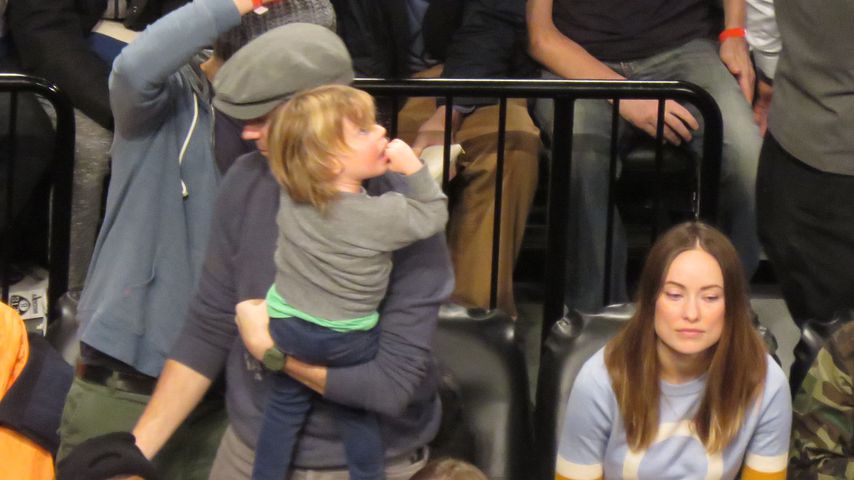 Jason Sudeikis, Sohn Otis und Olivia Wilde beim Basketball-Spiel in New York