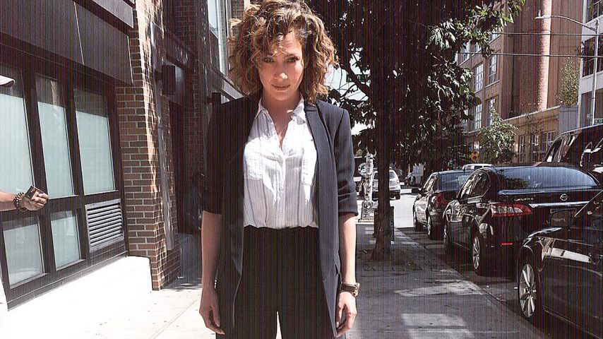 Jennifer Lopez als Detective Harlee Santos