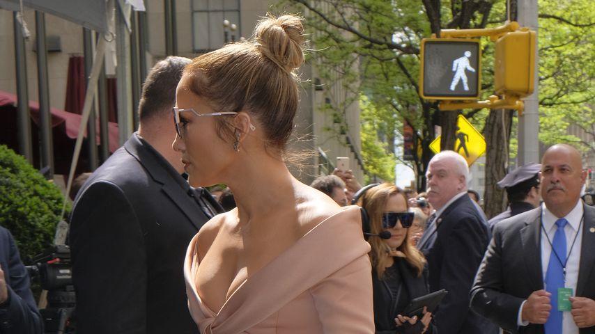 Mega-Beinschlitz: Schlüpfrige Panne bei Jennifer Lopez!