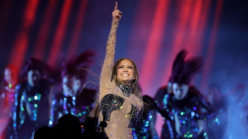 Hinter den Kulissen: So ausgelassen feierte J.Lo ihren 56.