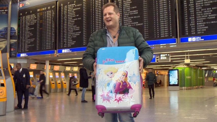 Falsches Gepäck? Malle-Jens mit Frozen-Koffer gen Dschungel