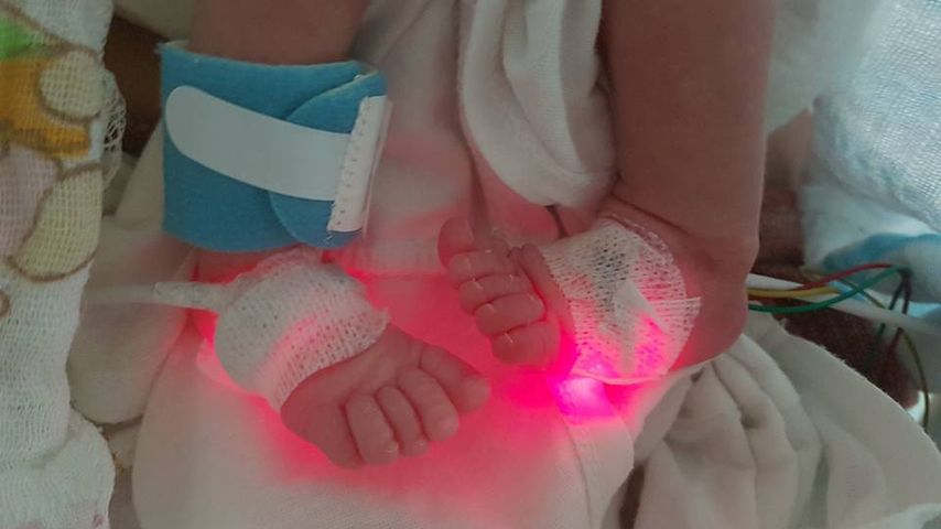 Jens Büchner zeigt die Füße seines Babys