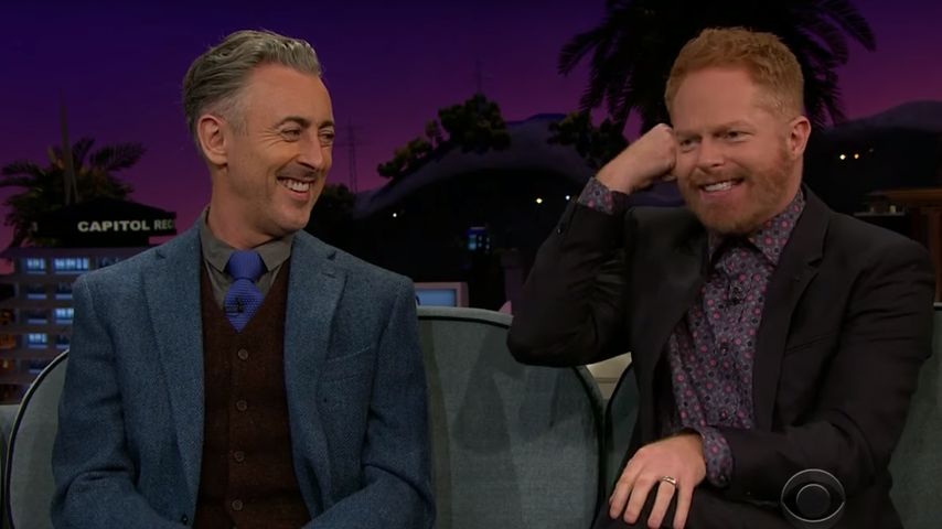 Jesse Tyler Ferguson und Alan Cumming bei James Cordon auf der Couch