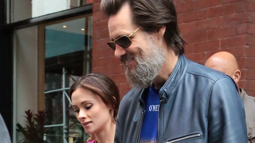 Jim Carrey und Cathriona White Hand in Hand