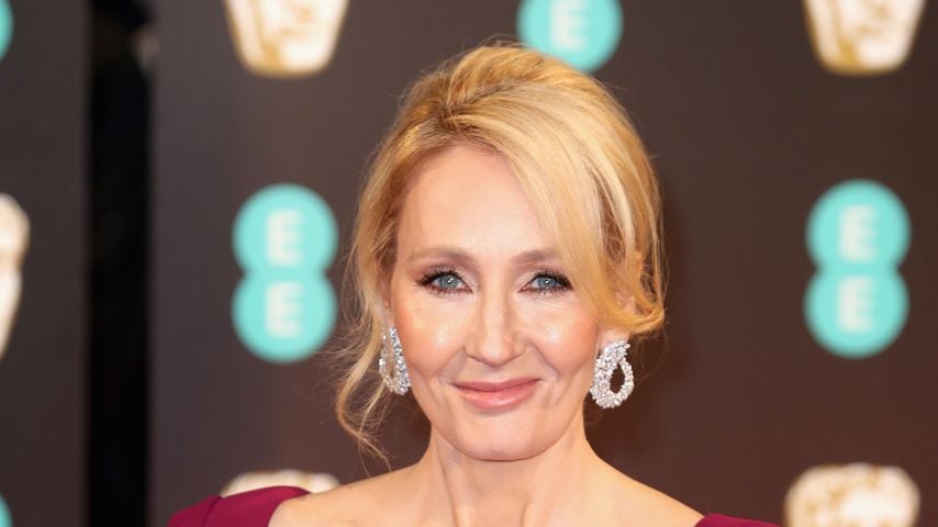 https://content1.promiflash.de/article-images/video_480/joanne-k-rowling-im-beerenfarbenen-kleid.jpg