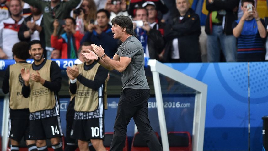 Jogi Löw applaudiert bei der EM 2016