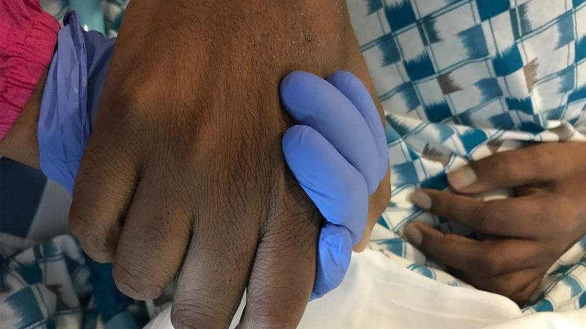John Blackwell Jr. hält die Hand seiner Frau