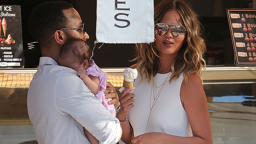 John Legend, Baby Luna und Chrissy Teigen in Saint-Tropez