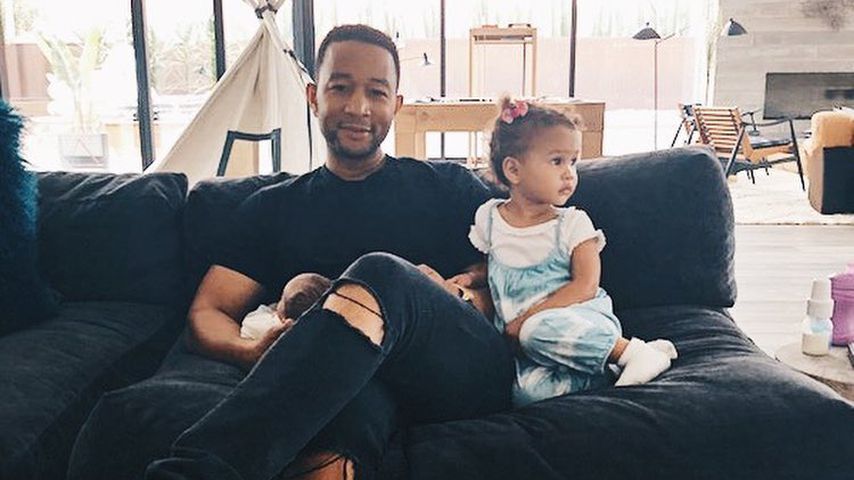 Zuckersüß: John Legend spielt mit Töchterchen Luna Klavier